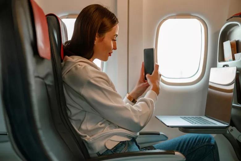 ¿Puedes usar Wi-Fi en un avión? - Can you use your phone on a plane with Wi-Fi can you use wifi on a plane - Can you use your phone on a plane with Wi-Fi