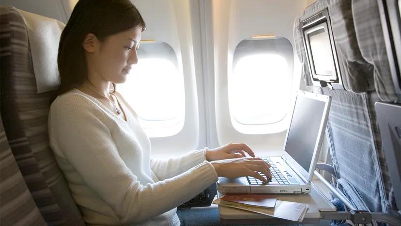 Entretenimiento en Vuelo: Wi-Fi, Películas y Televisión Satelital - Can you watch live TV on plane Wi-Fi in-flight wi-fi movies satellite tv - Can you watch live TV on plane Wi-Fi