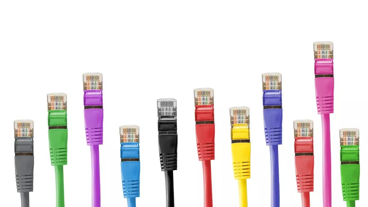 como poner la punta del cable de internet - Cómo se llama la punta de cable Ethernet