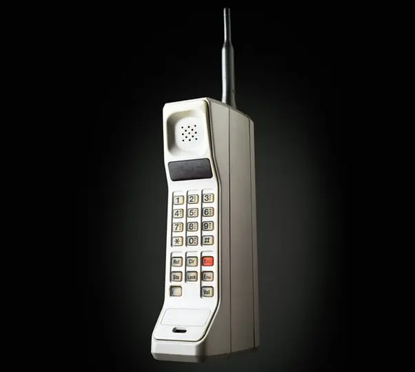 primer prototipo portatil de telefonia - Cuál fue el primer teléfono con pantalla táctil