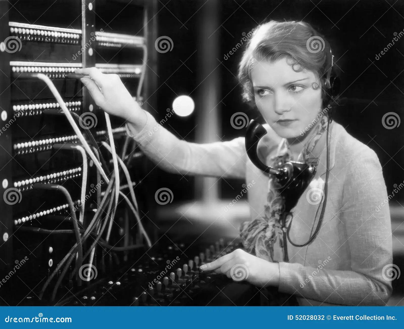 La Evolución de las Centralitas Telefónicas Antiguas: Un Viaje a Través del Tiempo - Cuándo se quitaron las telefonistas operador de telefonia antiguo - Cuándo se quitaron las telefonistas