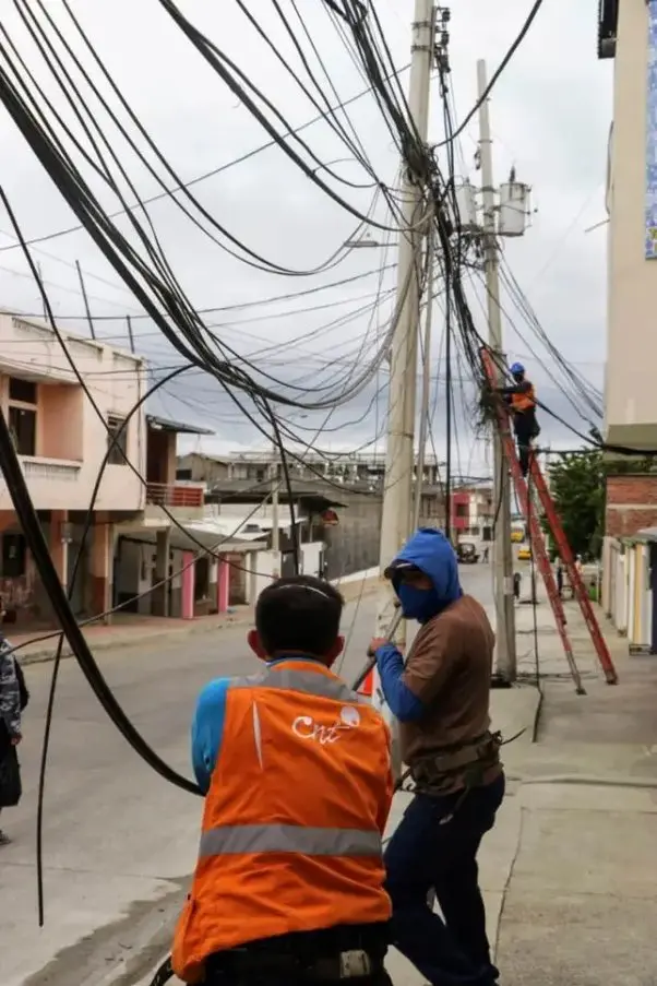 agarra la corriente los cables de internet - Cuánto voltaje pasa por un cable de red