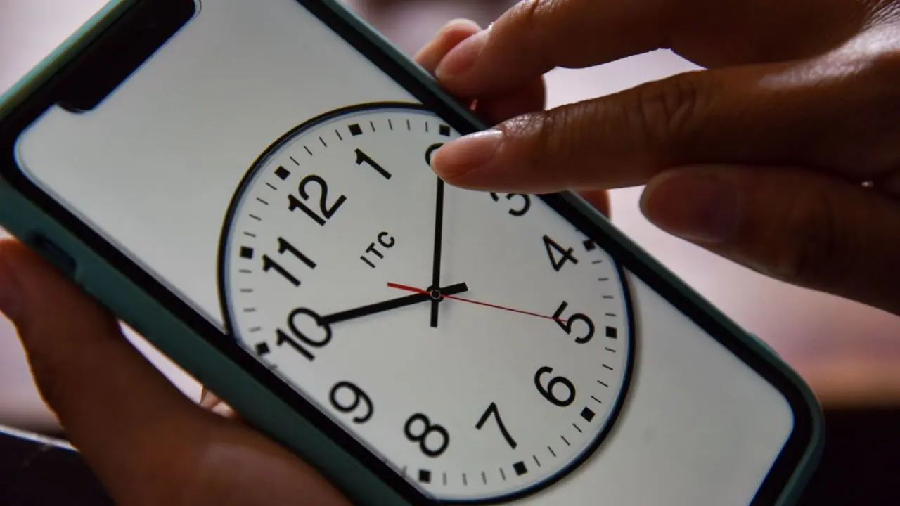 cuando enciendo mi celular con wi fi marca otra hora - Por qué se le mueve la hora a mi celular