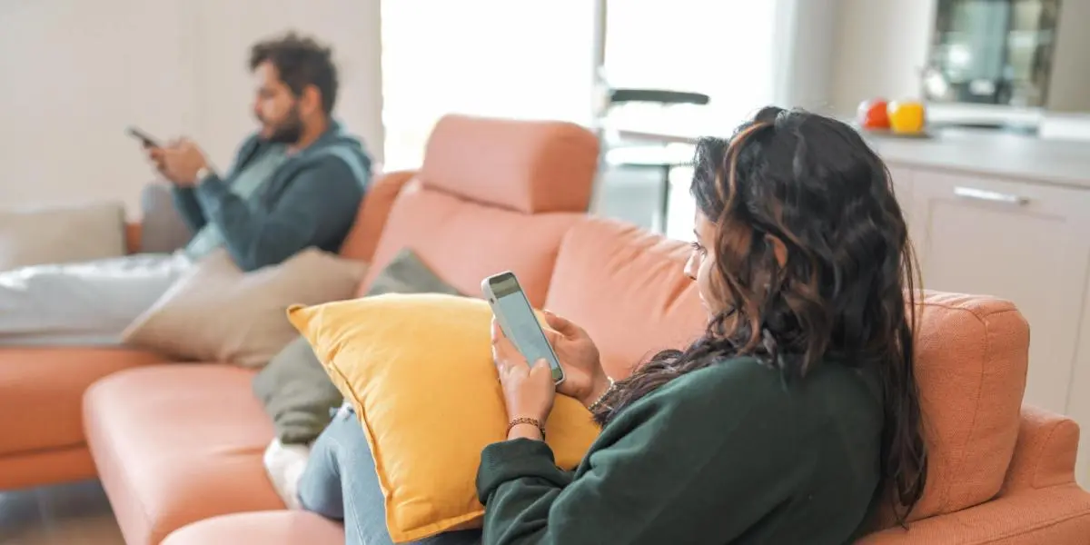 propaganda de.telefoni.pareja habla.sin parar - Qué es el phubbing y cómo evitar que afecte a mi pareja