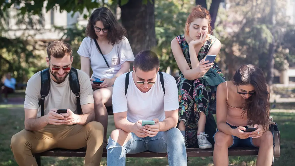 La Adicción al Celular: Un Mundo Digital Detrás de la Pantalla - Qué es lo que nos hace adictos al celular adiccion a internet dibujos personas dentro de el celular - Qué es lo que nos hace adictos al celular
