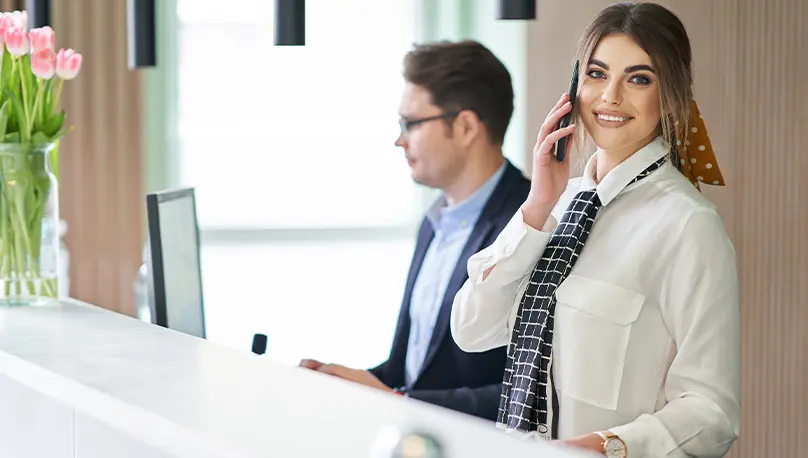 que tareas cumple una recepcionista de una empresa telefonia - Qué papel cumple la recepcionista