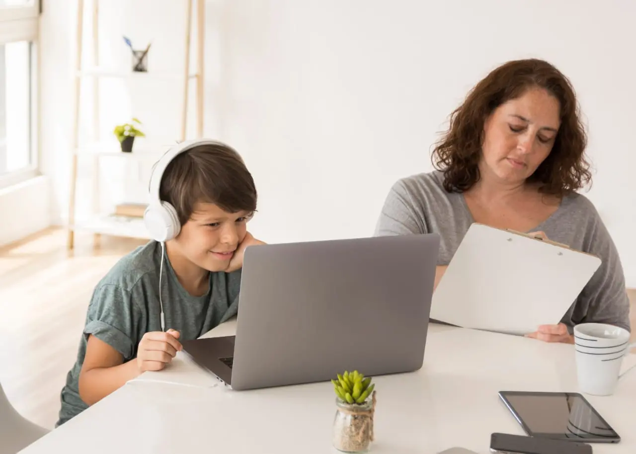 supervisión de los padres en el uso del internet - Qué papel juegan los padres para sus hijos en el manejo de las redes